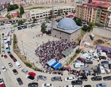 kazada-hayatini-kaybeden-uc-genc-icin-agir-yikim-torenle-topraga-verildi-iIJMhdq2.jpg