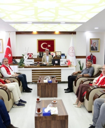 kizilay-yesilyurt-subesinden-ogrencilere-75-dizustu-bilgisayar-bagisi-miqqiyNE.jpg