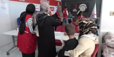 kizilaydan-palandokende-ogrencilere-canta-ve-kirtasiye-destegi-3nLJeAUQ.jpg