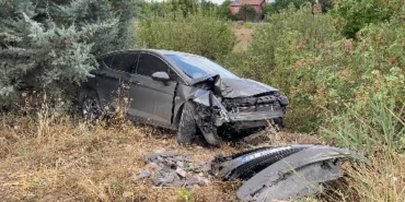 kontrolden-cikan-otomobil-agaca-carpti-ve-4-yarali-var-la7J1nse.jpg