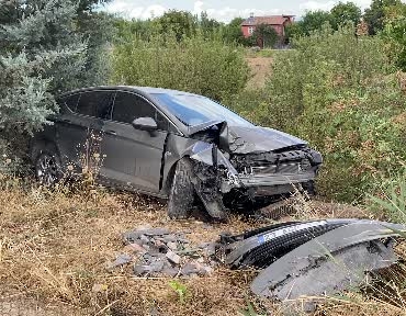 kontrolden-cikan-otomobil-agaca-carpti-ve-4-yarali-var-la7J1nse.jpg