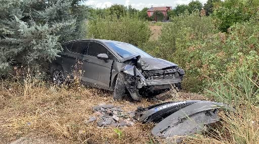 Kontrolden Çıkan Otomobil Ağaca Çarptı ve 4 Yaralı Var