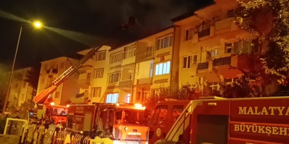 Malatya’da 4 Katlı Binanın Çatısında Çıkan Yangın