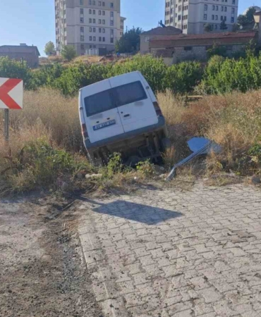 malatyada-minibus-kazasi-sarampole-devrildi-ve-2-yarali-var-vS58uT1q.jpg