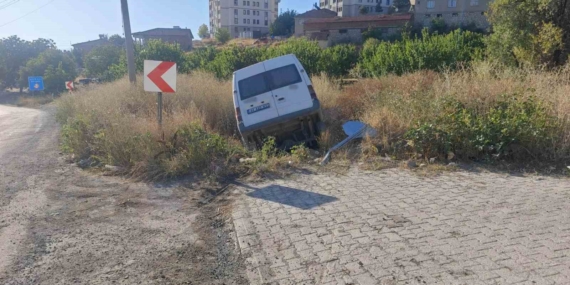 Malatya’da Minibüs Kazası: Şarampole Devrildi ve 2 Yaralı Var