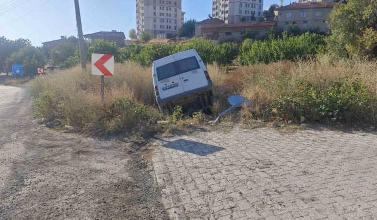 malatyada-minibus-kazasi-sarampole-devrildi-ve-2-yarali-var-vS58uT1q.jpg