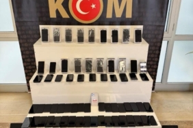musta-kacakcilik-operasyonu-sonuclari-98-cep-telefonu-11-tablet-ve-20-kilo-nargile-tutunu-W7L1D4B7.jpg
