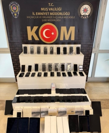 musta-kacakcilik-operasyonu-sonuclari-98-cep-telefonu-11-tablet-ve-20-kilo-nargile-tutunu-W7L1D4B7.jpg