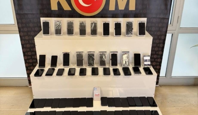 musta-kacakcilik-operasyonu-sonuclari-98-cep-telefonu-11-tablet-ve-20-kilo-nargile-tutunu-W7L1D4B7.jpg