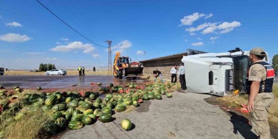 Muş’ta Karpuz Yüklü Tırın Devrilmesi: Karpuzlar Yola Saçıldı