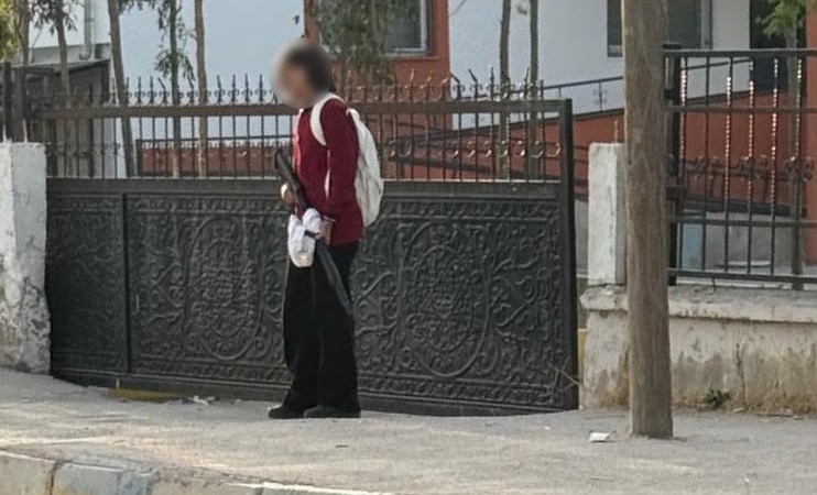 okula-silahla-girdigi-goruntulenen-ogrenci-tvJXnTrF.jpg