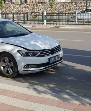 otomobil-carpmasi-sonucu-yasli-adam-agir-yaralandi-kg8hh2hK.jpg
