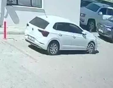 park-halinde-araca-ve-duvara-carpma-olayi-3VT6Imje.jpg