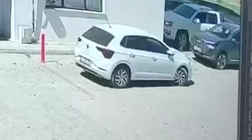 Park Halinde Araca ve Duvara Çarpma Olayı