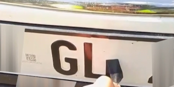 Plakadada Bant ile Harf Değişikliği Yapmanın Cezası 140 Bin TL ve Trafikten Men Süresi 30 Gün