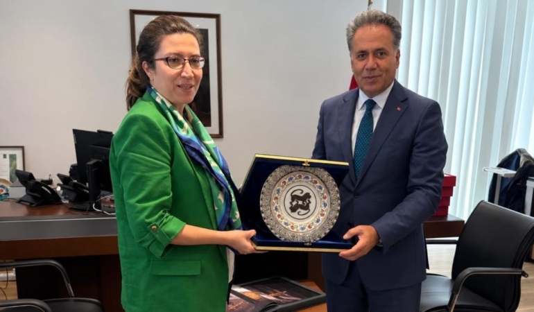 rektor-akpolattan-frankfurt-baskonsolosu-akdeveliogluna-ziyaret-gorusmesi-GMdrSpFV.jpg