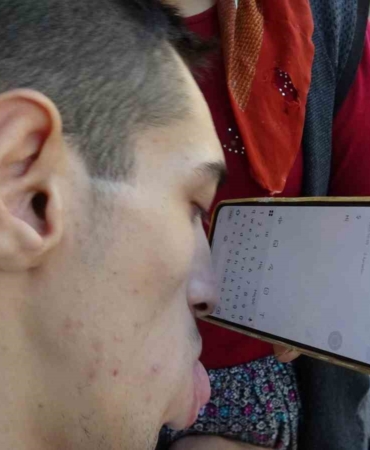telefonuyla-hayata-tutunmayi-basaran-engelli-gencin-hikayesi-TzamZAdf.jpg