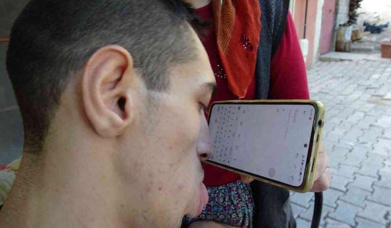 telefonuyla-hayata-tutunmayi-basaran-engelli-gencin-hikayesi-TzamZAdf.jpg