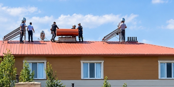 Tercan’da Çatıdaki Kişi Ekipler Tarafından İkna Edilerek İndirildi