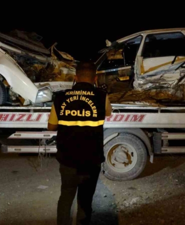uc-aracli-kazada-otomobil-ikiye-bolundu-surucu-hayatini-kaybetti-gbmVNKnc.jpg