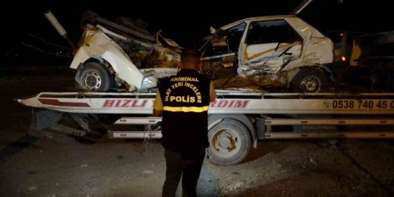 Üç araçlı kazada otomobil ikiye bölündü, sürücü hayatını kaybetti