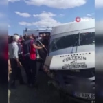 Van'da Park Halindeki Minibüs Alev Alev Yandı: Yangının Sebepleri ve Sonuçları thumbnail