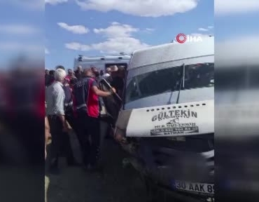 yuksekovada-kapagi-acik-rogar-cukuruna-carpan-minibus-sonucu-6-yarali-2YlPAGmE.jpg