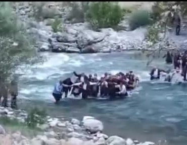 yuksekovada-sarp-arazide-felaket-hayatini-kaybeden-adamin-cenazesi-dereden-gecirilip-omuzlarda-tasindi-vcMOmLC3.jpg
