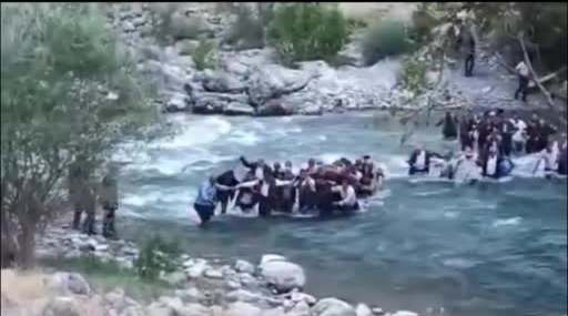 Yüksekova’da Sarp Arazide Felaket: Hayatını Kaybeden Adamın Cenazesi Dereden Geçirilip Omuzlarda Taşındı