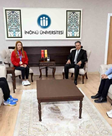 avrupa-sampiyonu-hatice-akbastan-rektor-akpolata-ozel-ziyaret-pLiP6uc8.jpg