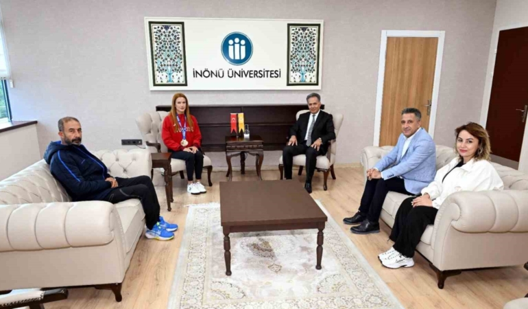 avrupa-sampiyonu-hatice-akbastan-rektor-akpolata-ozel-ziyaret-pLiP6uc8.jpg