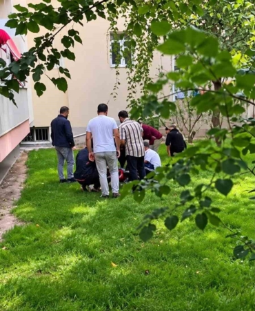 batmanda-ikinci-kattan-dusen-17-yasindaki-kiz-yaralandi-FJhVbIYD.jpg