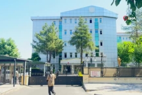 Virajı Alamayan Kargo Tırı Kaza Yaptı ve Bir Kişi Yaralandı