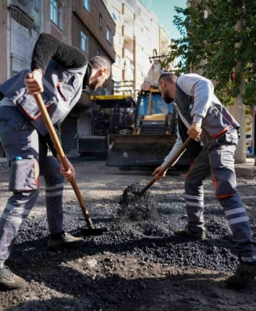 diyarbakirda-altyapisi-tamamlanan-caddelere-4-bin-200-ton-asfalt-serilecek-WA1KSHYM.jpg