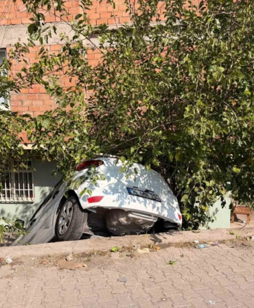 diyarbakirda-arac-istinat-duvarindan-dususu-ve-olayin-detaylari-28Cmjkcr.jpg