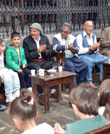 diyarbakirda-cocuklar-dengbajlerle-bulusarak-kulturel-mirasi-tanidi-1PA5QVOd.jpg