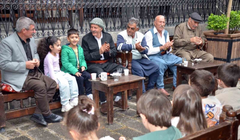 diyarbakirda-cocuklar-dengbajlerle-bulusarak-kulturel-mirasi-tanidi-1PA5QVOd.jpg