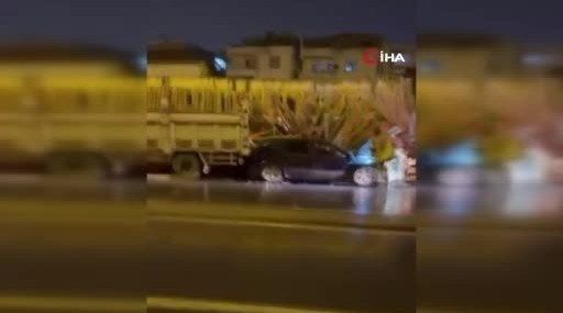 Diyarbakır’da Otomobil Kerestelerin Arasına Daldı: 2 Yaralı