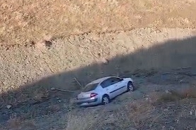 el-freni-cekilmeyen-arac-dere-yatagina-yuvarlandi-48Hp4zyD.jpg