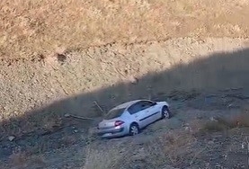 el-freni-cekilmeyen-arac-dere-yatagina-yuvarlandi-48Hp4zyD.jpg