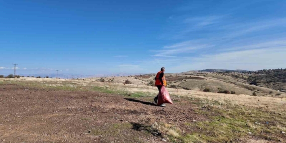 Elazığ Belediyesi Sokak Hayvanları İçin Mama ve Su Desteği Sağladı