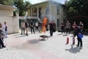 Elazığ'da Öğrencilerin Emeğiyle Serada Ürün Hasadı