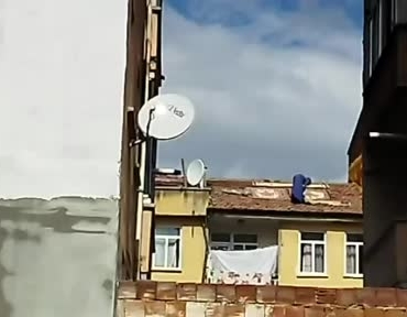 elazigda-kadinin-catidaki-cesur-eylemi-canini-hice-sayarak-hali-serdi-iwe49nhy.jpg