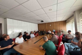 Elazığ'da Öğrencilerin Emeğiyle Serada Ürün Hasadı