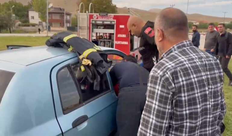 elazigda-trafik-kazasi-2-kisi-yaralandi-RfMQZlVb.jpg