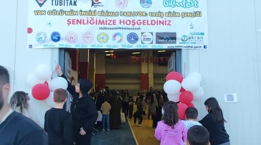 Erciş’te Bilim Şenliği: Öğretmen Çiftiyle Genç Zihinler Bilimle Parladı