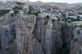 farkli-kayalardaki-evin-buyuleyici-gorunumu-ve-kopru-ile-baglantisi-PAsSYvp5.jpg