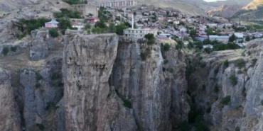 farkli-kayalardaki-evin-buyuleyici-gorunumu-ve-kopru-ile-baglantisi-PAsSYvp5.jpg