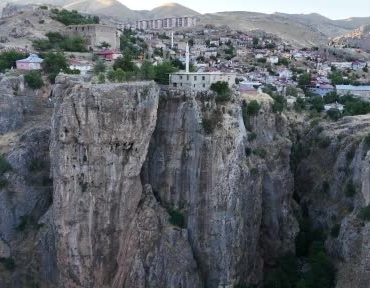 farkli-kayalardaki-evin-buyuleyici-gorunumu-ve-kopru-ile-baglantisi-PAsSYvp5.jpg