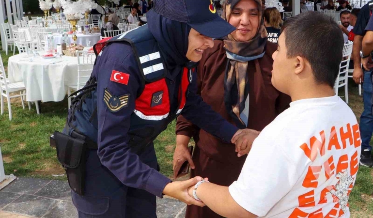 jandarma-personeliyle-ozel-cocuklarin-bulusmasi-qXeNXgCr.jpg
